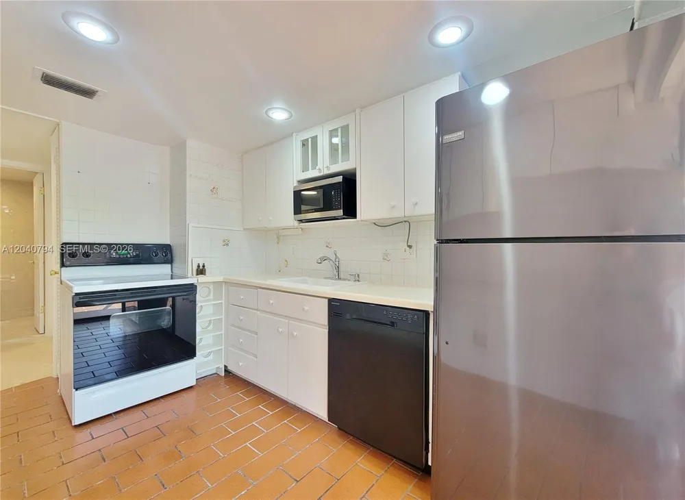77 Crandon Blvd #2B Key Biscayne, FL 33149