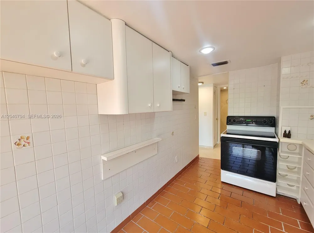 77 Crandon Blvd #2B Key Biscayne, FL 33149