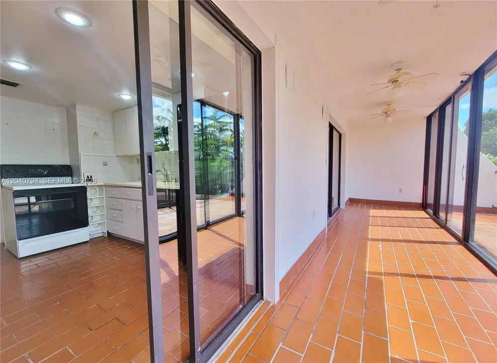 77 Crandon Blvd #2B Key Biscayne, FL 33149