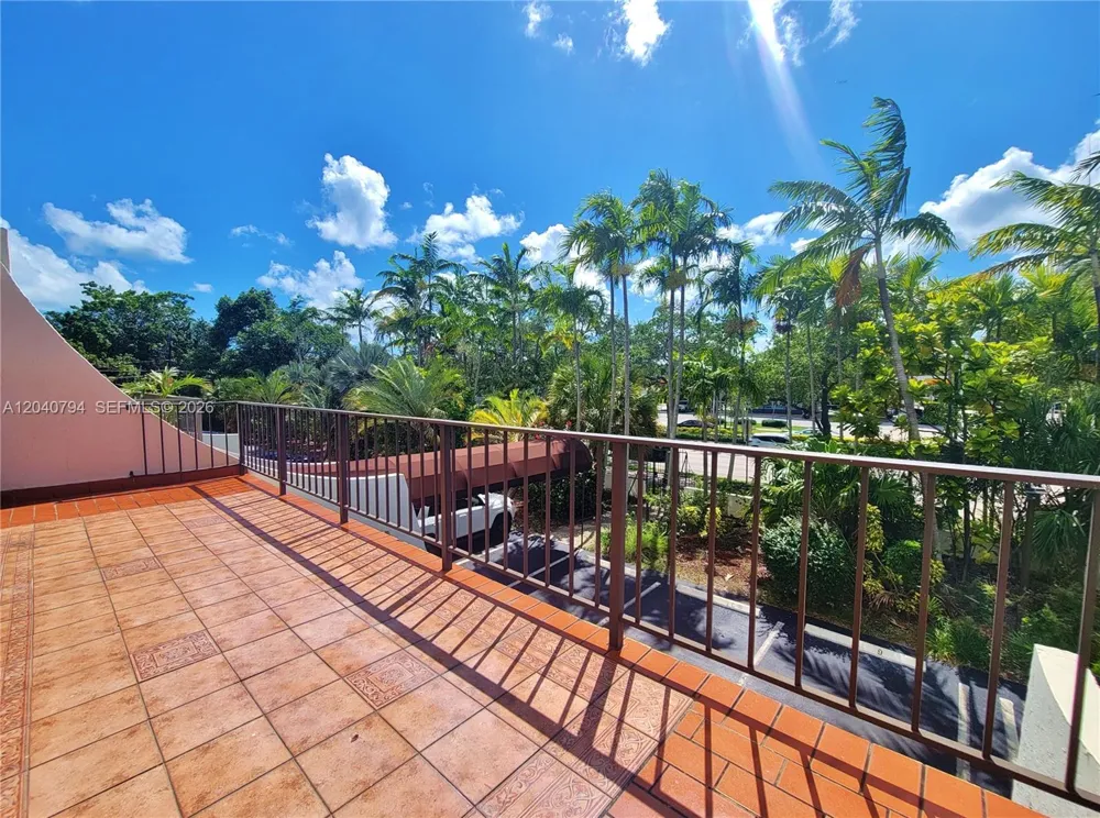 77 Crandon Blvd #2B Key Biscayne, FL 33149