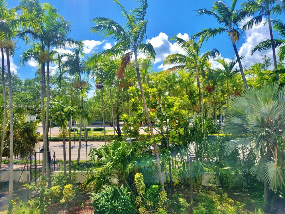 77 Crandon Blvd #2B Key Biscayne, FL 33149