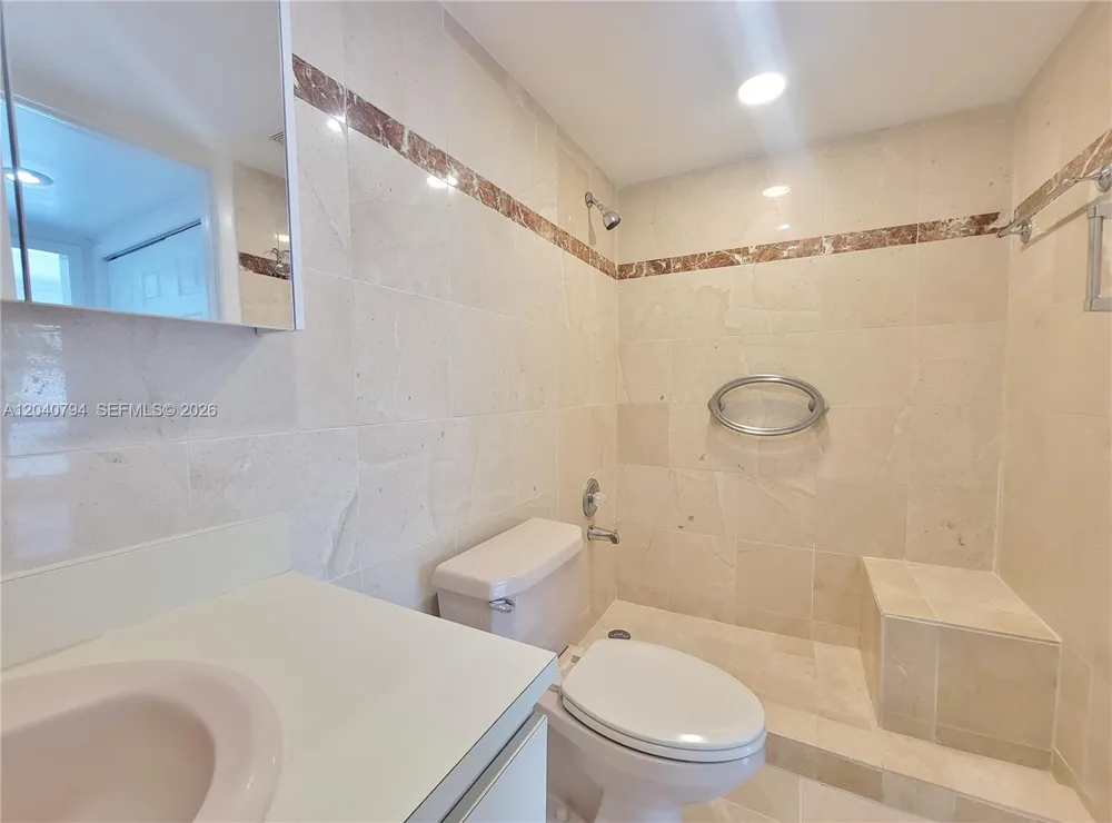 77 Crandon Blvd #2B Key Biscayne, FL 33149