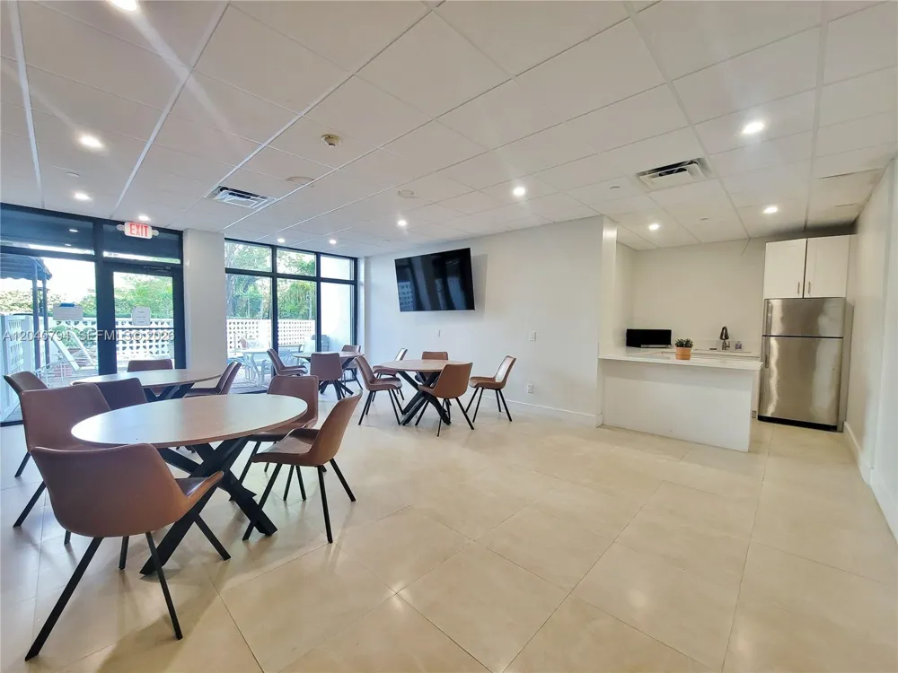 77 Crandon Blvd #2B Key Biscayne, FL 33149
