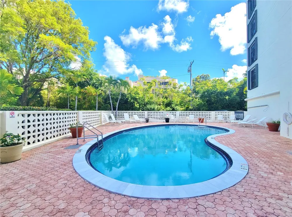 77 Crandon Blvd #2B Key Biscayne, FL 33149