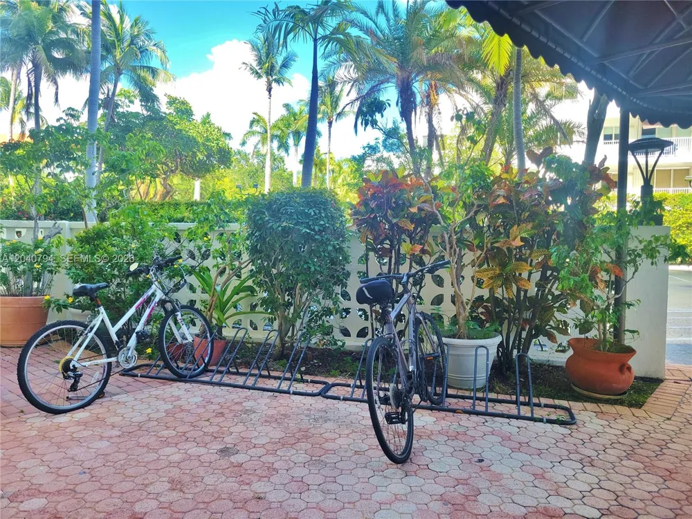 77 Crandon Blvd #2B Key Biscayne, FL 33149