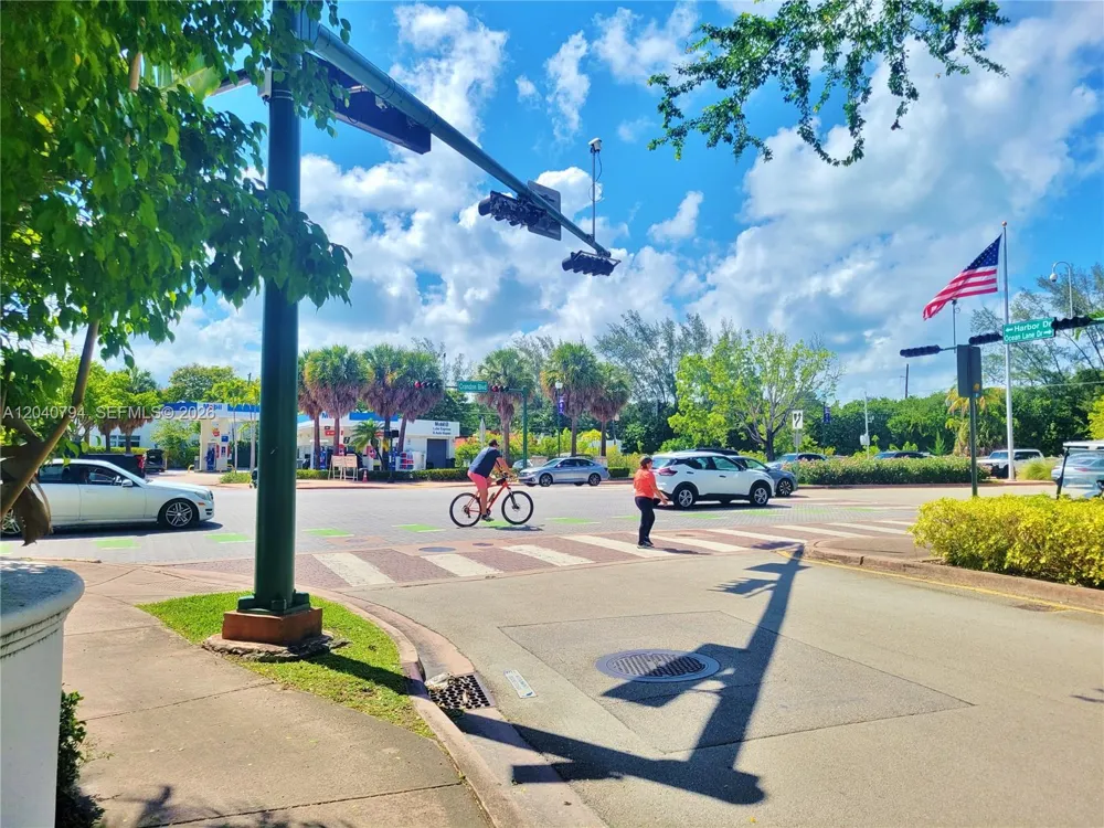 77 Crandon Blvd #2B Key Biscayne, FL 33149