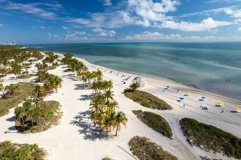 77 Crandon Blvd #2B Key Biscayne, FL 33149