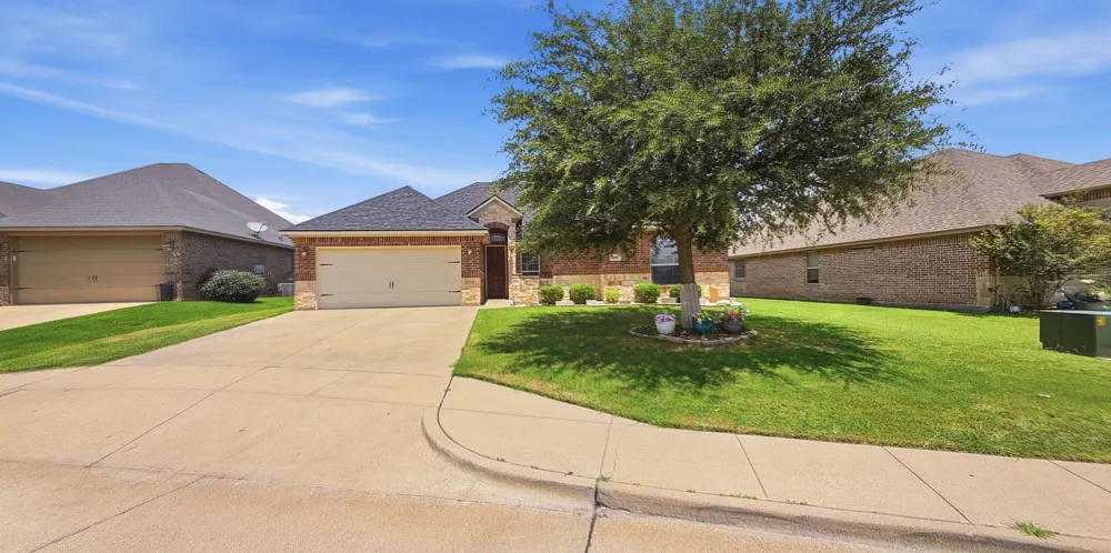 608 Donna Circle Granbury, TX 76049