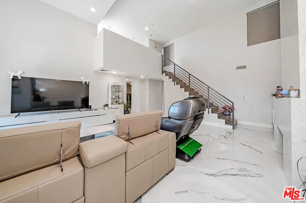 4925 Wilshire Boulevard #302 Los Angeles, CA 90010