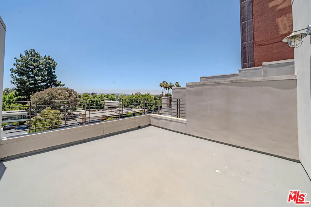 4925 Wilshire Boulevard #302 Los Angeles, CA 90010