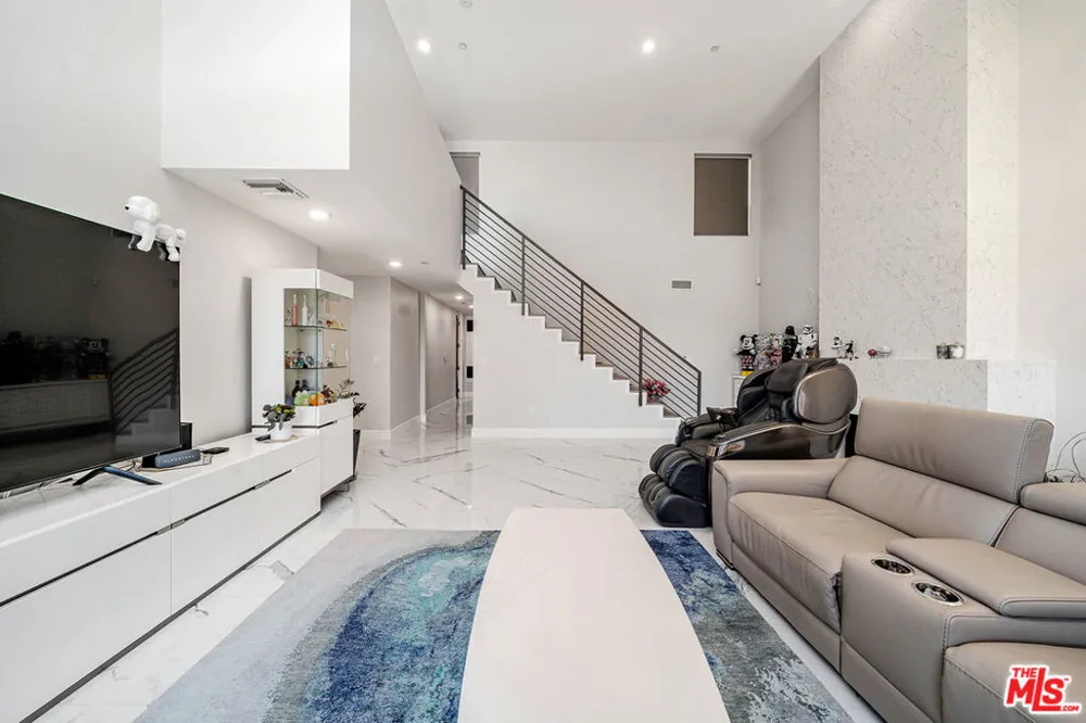 4925 Wilshire Boulevard #302 Los Angeles, CA 90010
