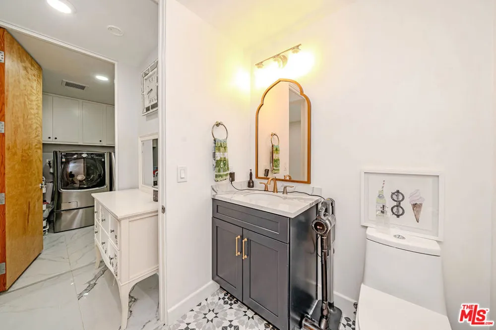 4925 Wilshire Boulevard #302 Los Angeles, CA 90010
