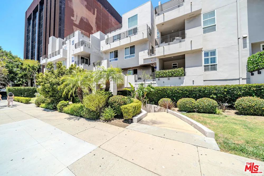 4925 Wilshire Boulevard #302 Los Angeles, CA 90010