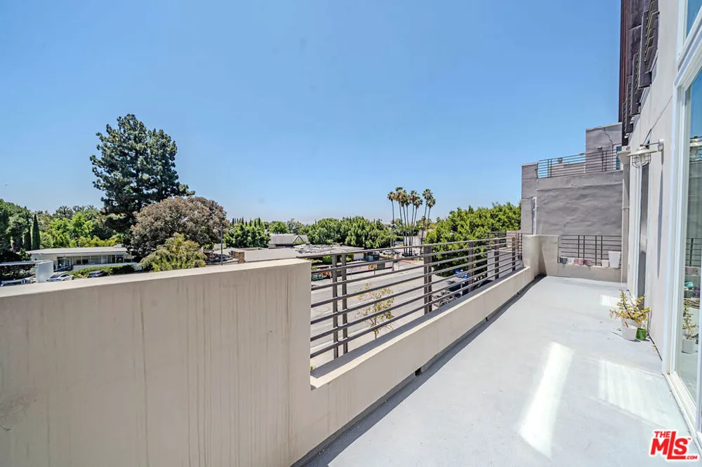 4925 Wilshire Boulevard #302 Los Angeles, CA 90010