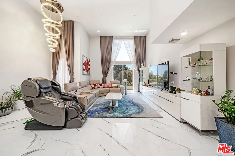 4925 Wilshire Boulevard #302 Los Angeles, CA 90010