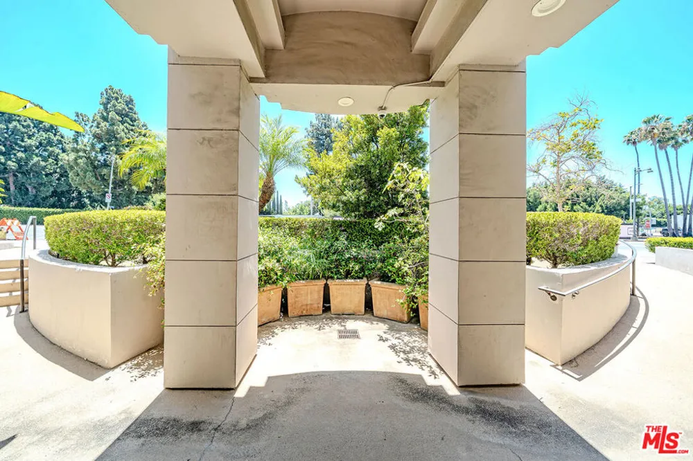 4925 Wilshire Boulevard #302 Los Angeles, CA 90010