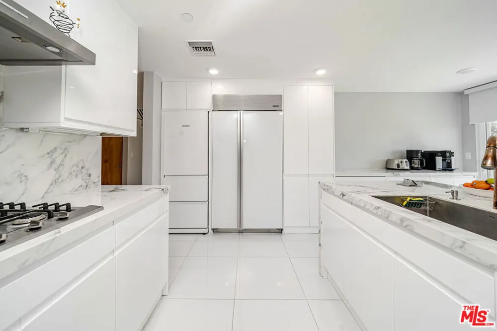 4925 Wilshire Boulevard #302 Los Angeles, CA 90010