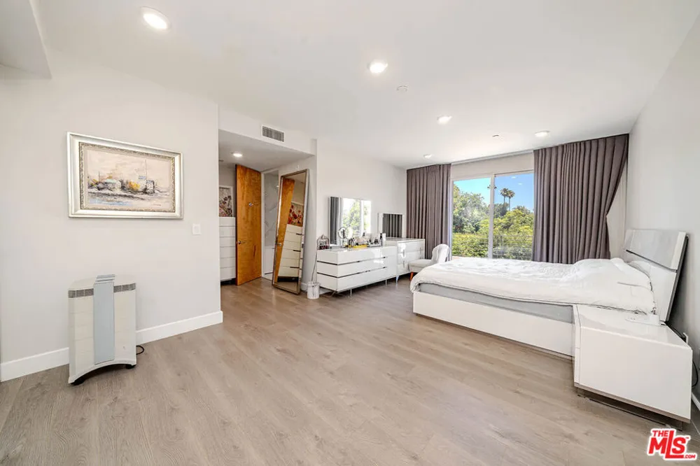 4925 Wilshire Boulevard #302 Los Angeles, CA 90010