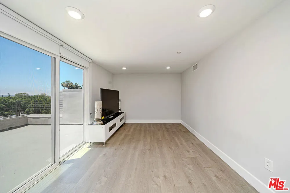 4925 Wilshire Boulevard #302 Los Angeles, CA 90010