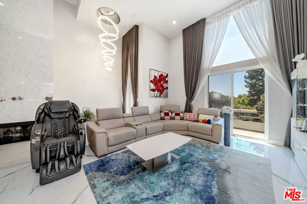 4925 Wilshire Boulevard #302 Los Angeles, CA 90010