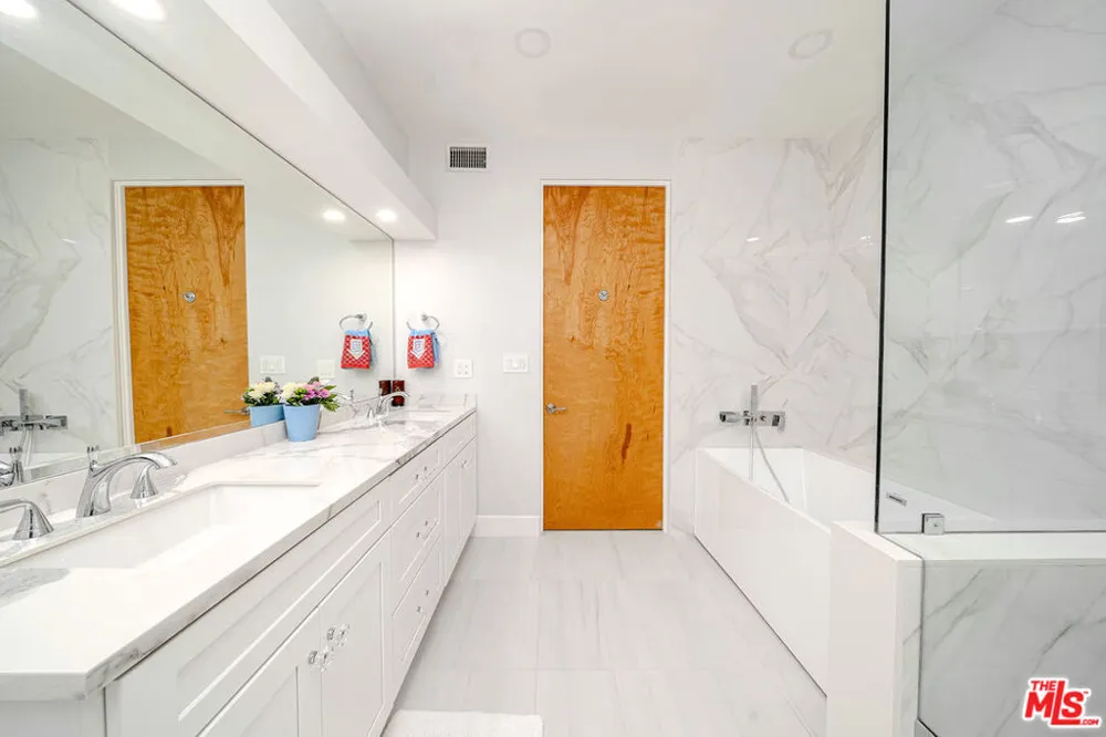 4925 Wilshire Boulevard #302 Los Angeles, CA 90010