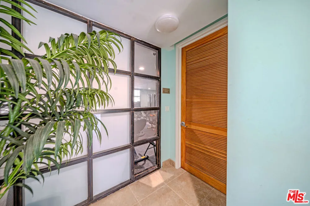 4925 Wilshire Boulevard #302 Los Angeles, CA 90010