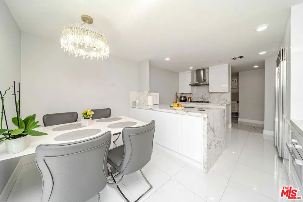 4925 Wilshire Boulevard #302 Los Angeles, CA 90010
