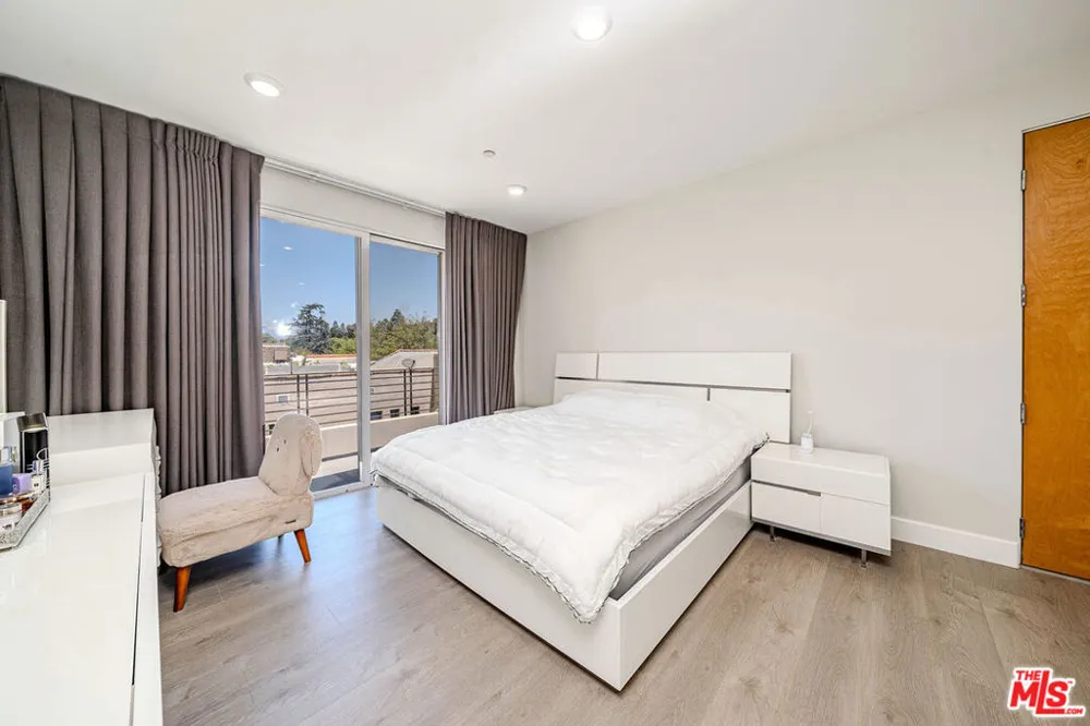 4925 Wilshire Boulevard #302 Los Angeles, CA 90010