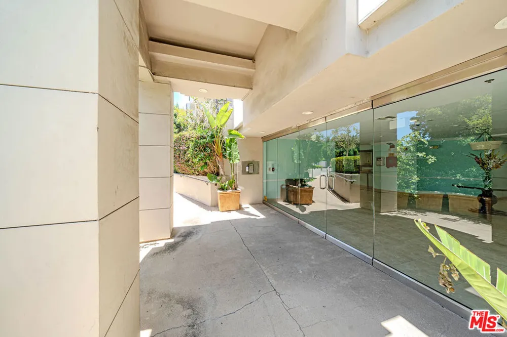 4925 Wilshire Boulevard #302 Los Angeles, CA 90010