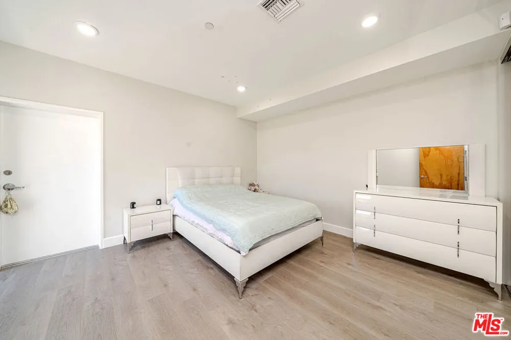 4925 Wilshire Boulevard #302 Los Angeles, CA 90010