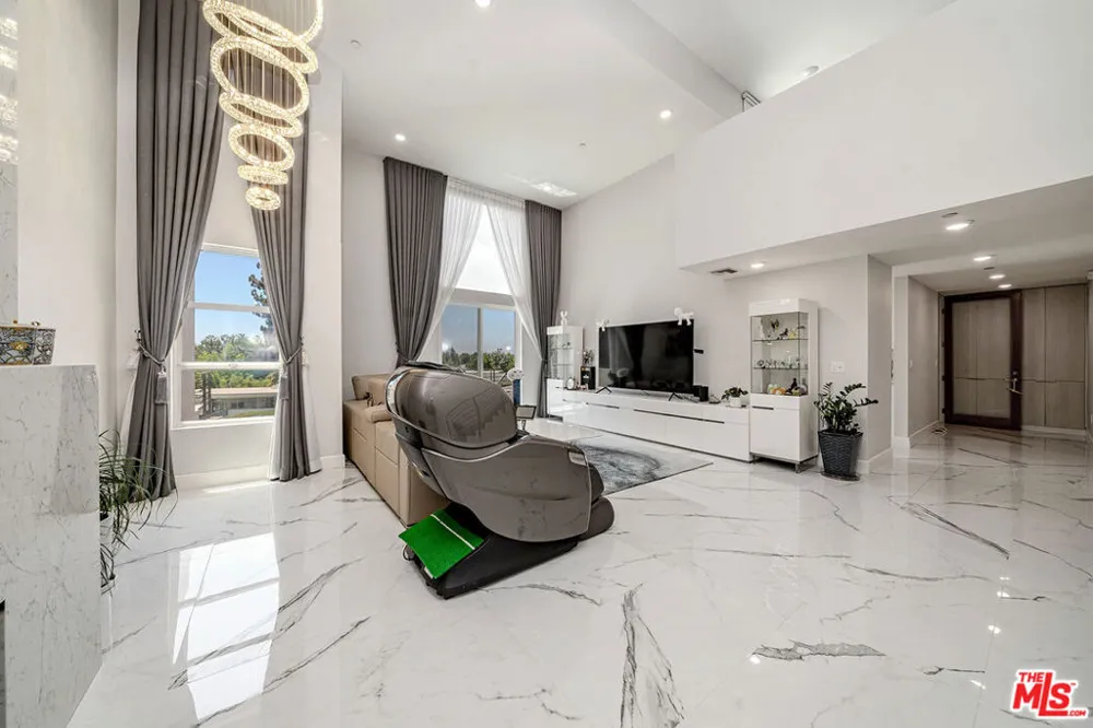 4925 Wilshire Boulevard #302 Los Angeles, CA 90010