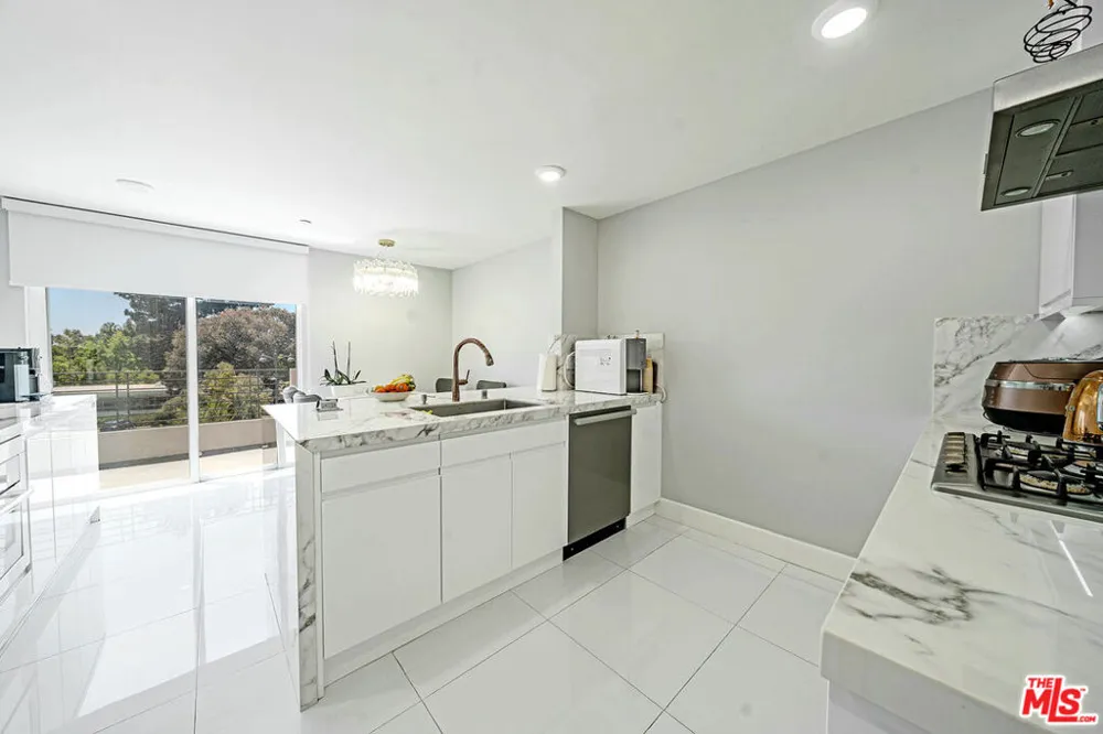 4925 Wilshire Boulevard #302 Los Angeles, CA 90010