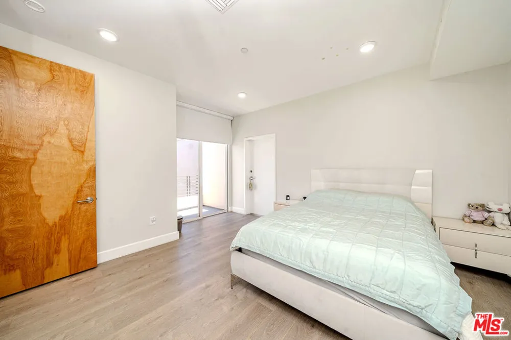 4925 Wilshire Boulevard #302 Los Angeles, CA 90010