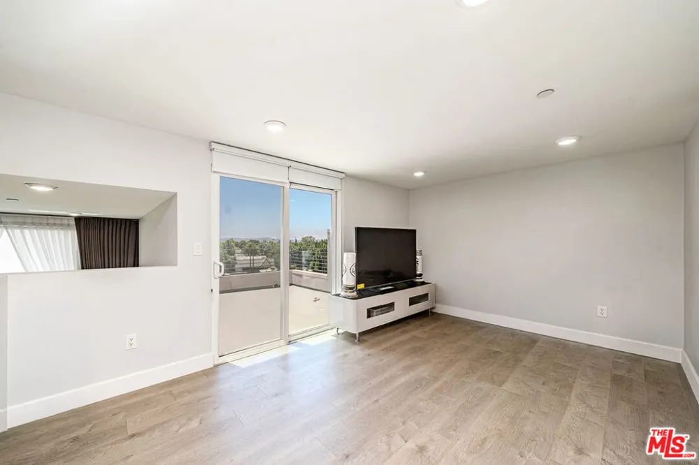 4925 Wilshire Boulevard #302 Los Angeles, CA 90010