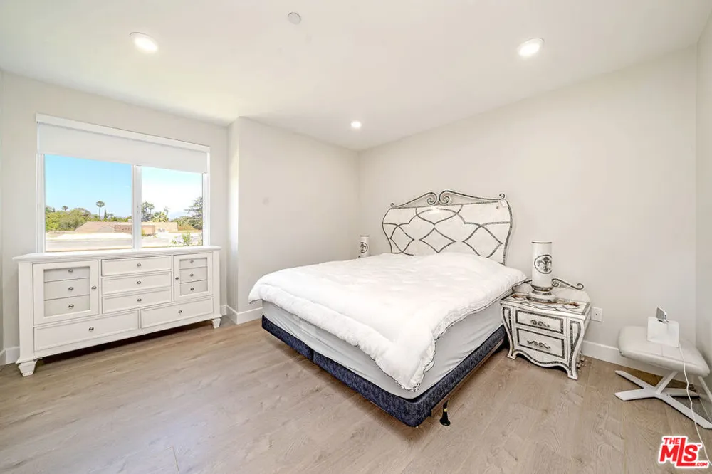 4925 Wilshire Boulevard #302 Los Angeles, CA 90010