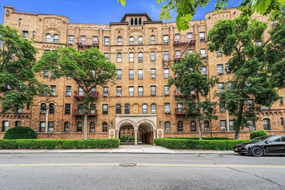 8344 Lefferts Boulevard #3D Kew Gardens, NY 11415