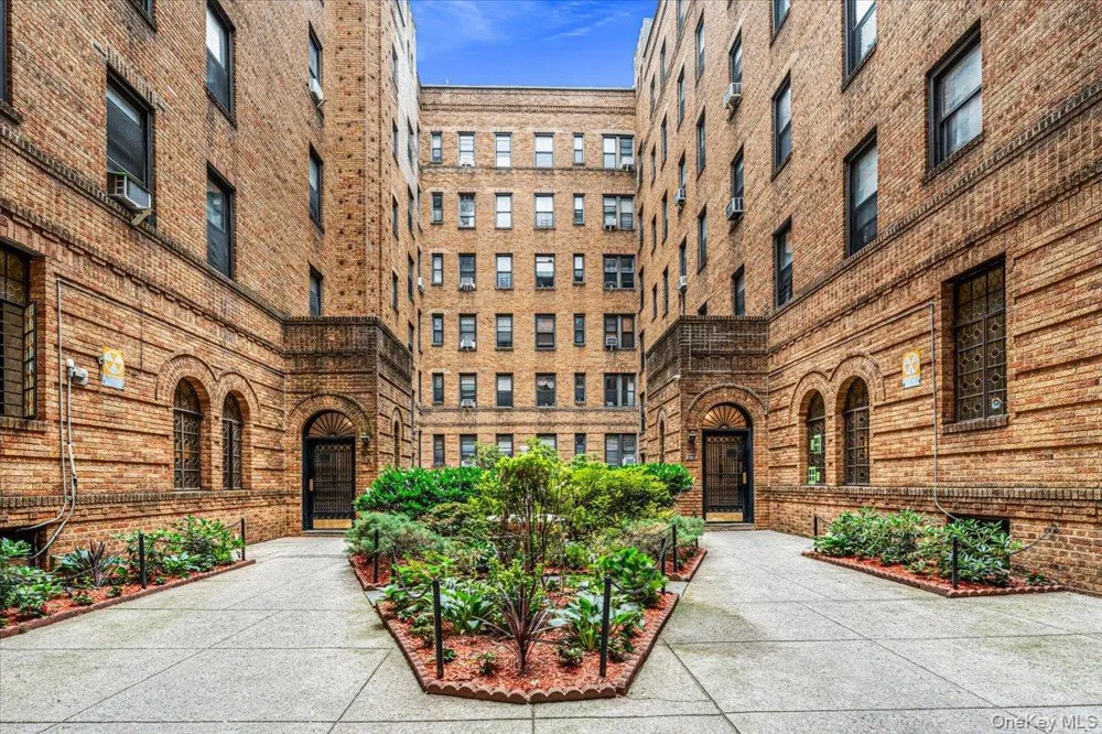 8344 Lefferts Boulevard #3D Kew Gardens, NY 11415
