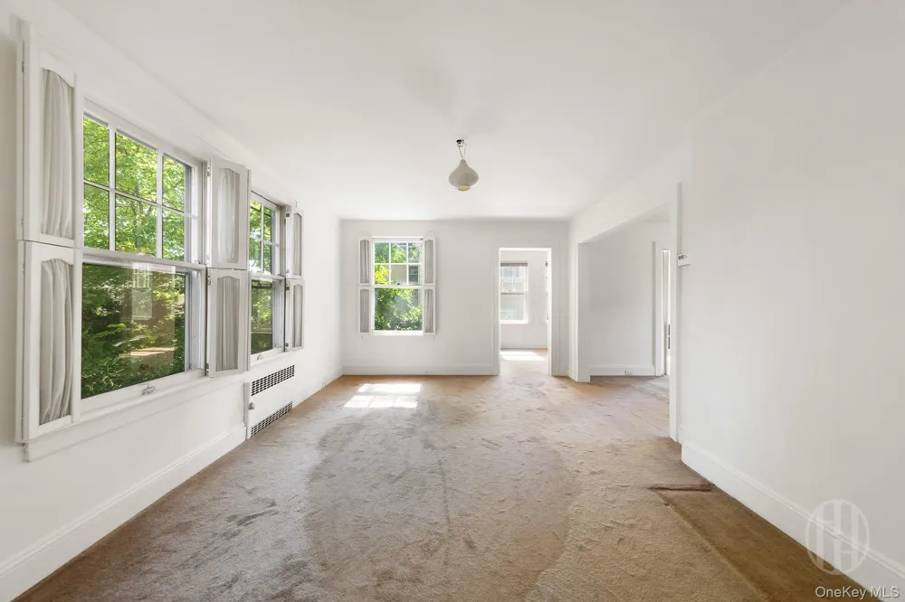 12 Carolina Road Douglaston, NY 11362