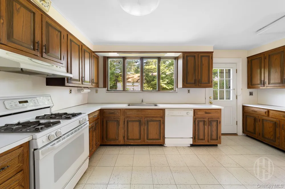 12 Carolina Road Douglaston, NY 11362