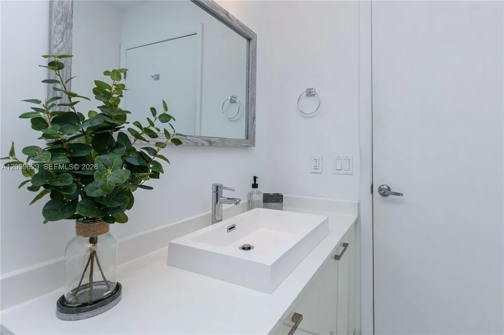 151 SE 1st St #3103 Miami, FL 33131