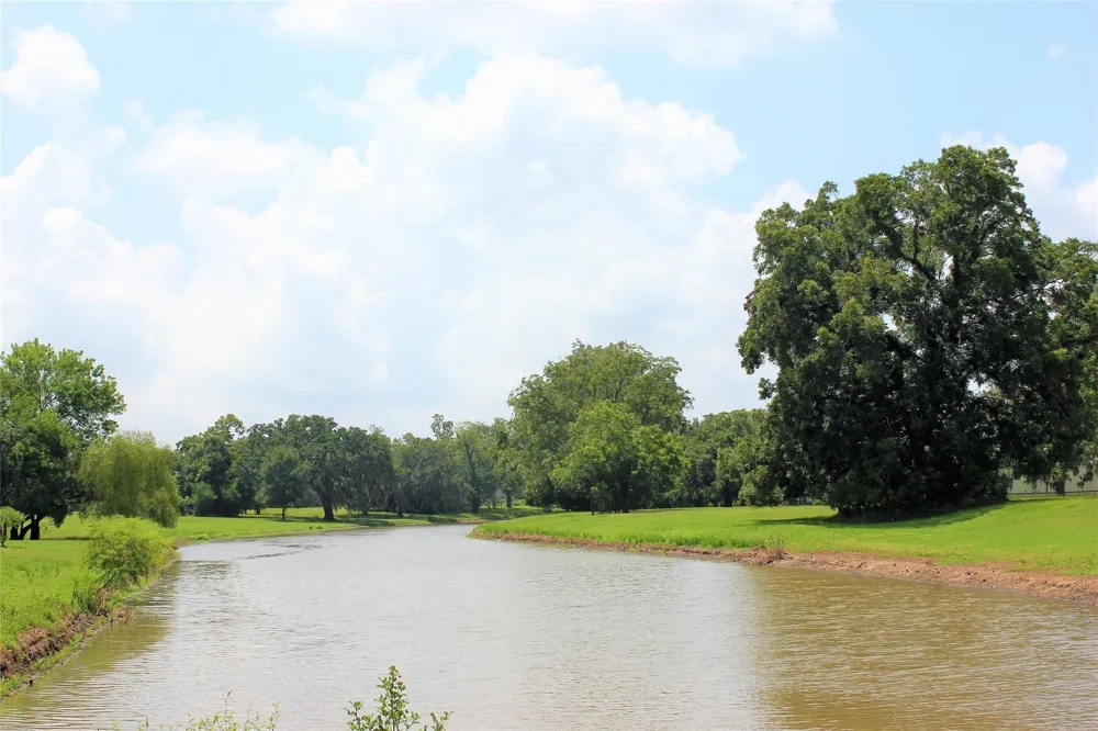 248 Middle Bayou Trail Angleton, TX 77515