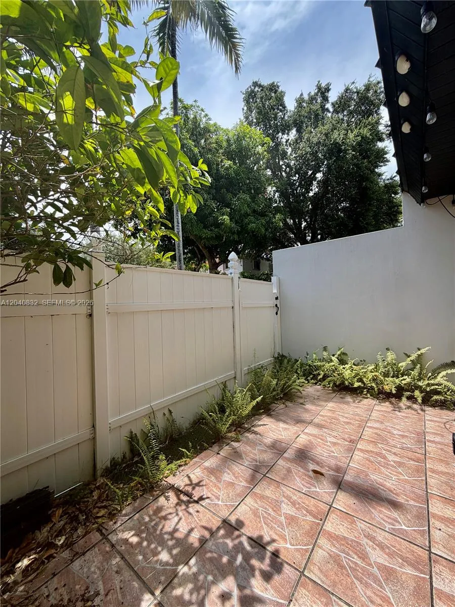 6667 Miller Dr #15 South Miami, FL 33155