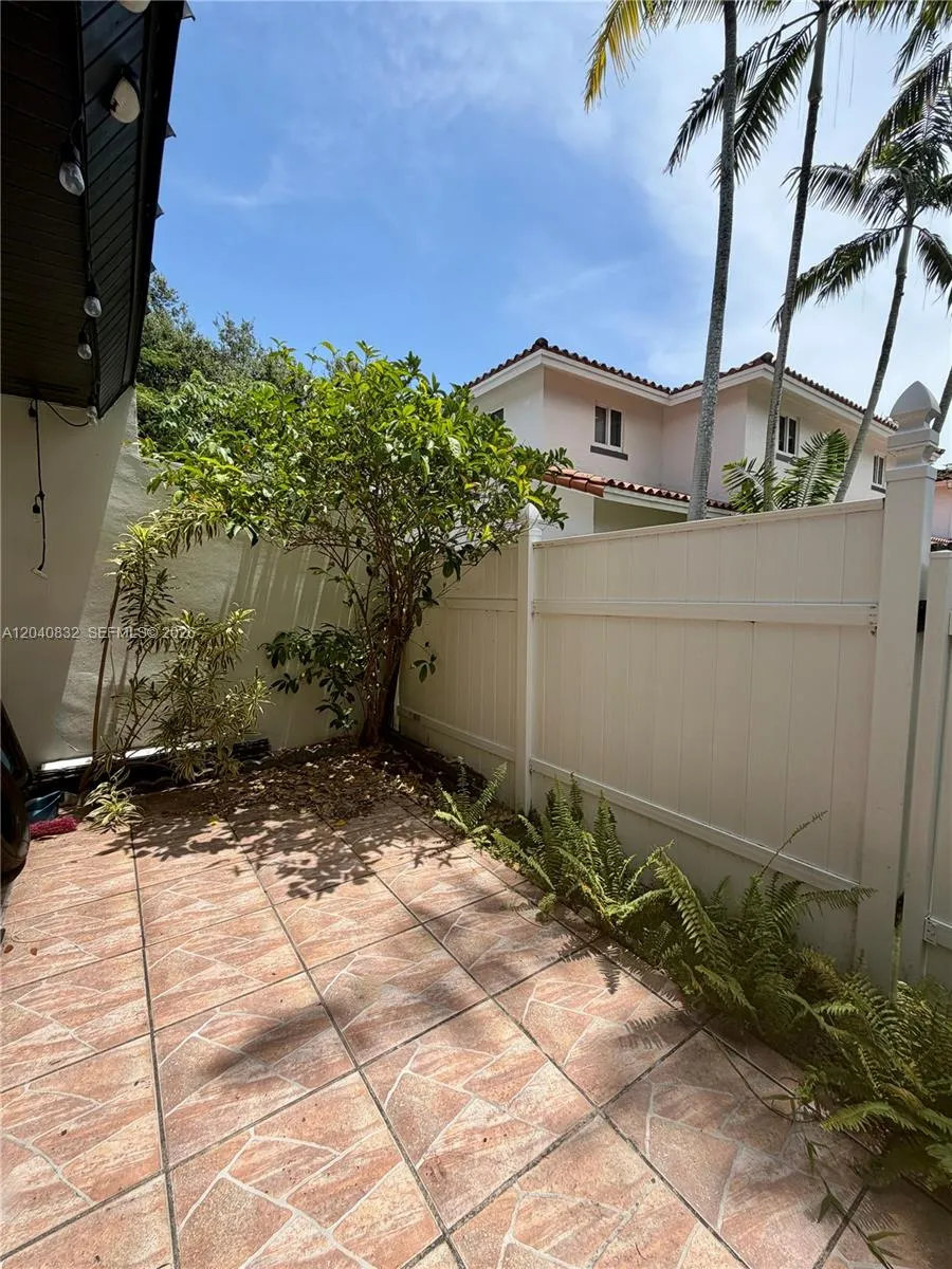 6667 Miller Dr #15 South Miami, FL 33155