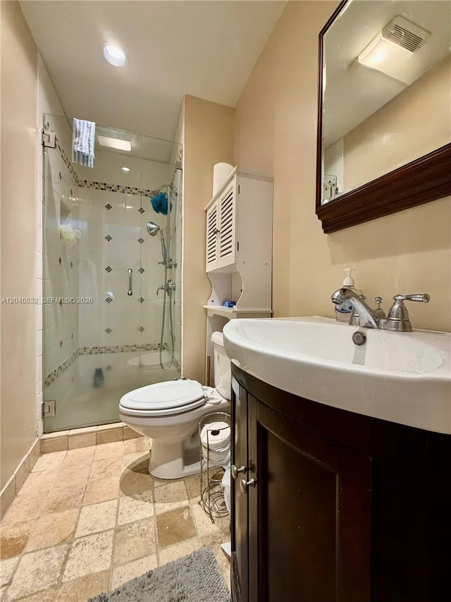 6667 Miller Dr #15 South Miami, FL 33155