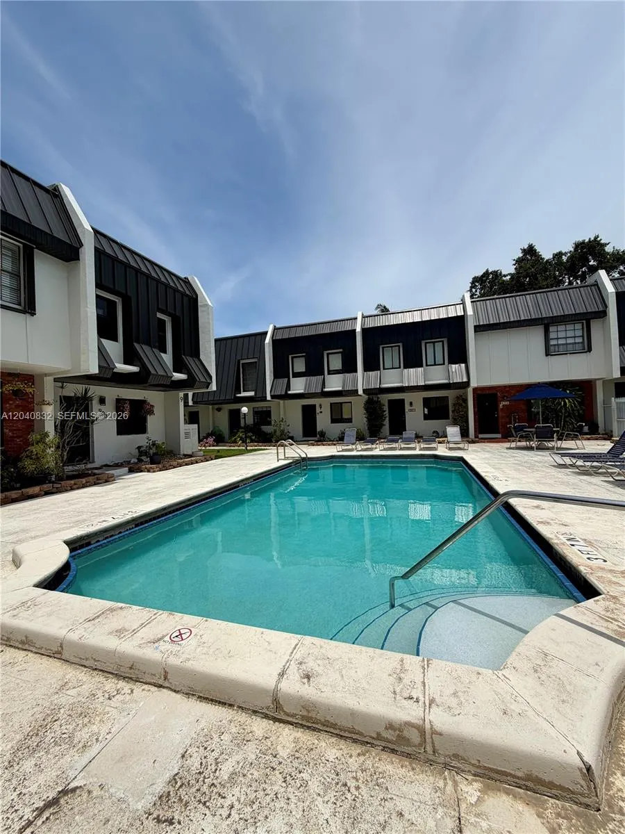 6667 Miller Dr #15 South Miami, FL 33155