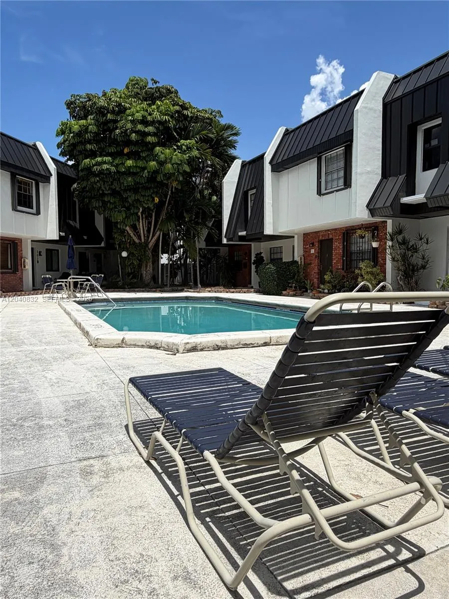 6667 Miller Dr #15 South Miami, FL 33155