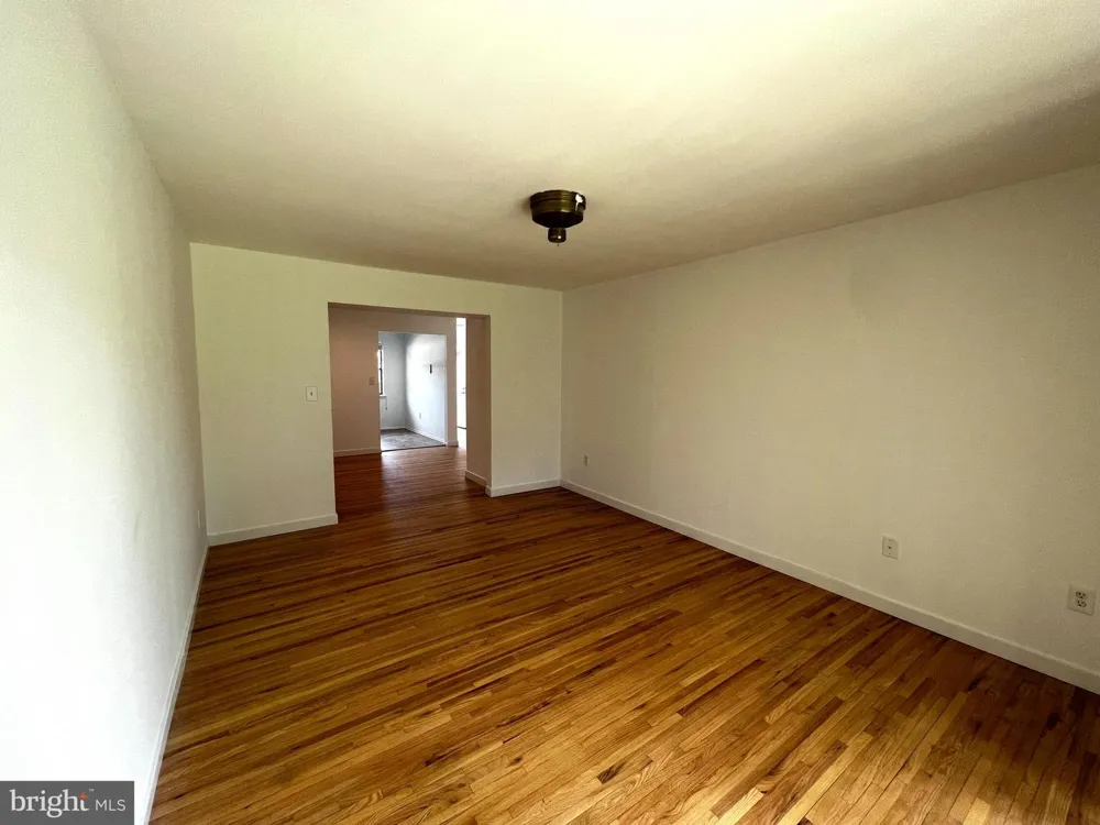 211 SILVER COURT Hamilton, NJ 08690