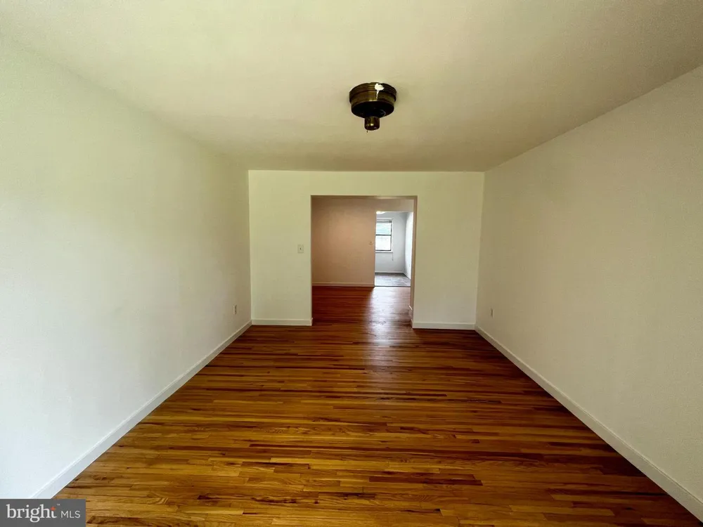 211 SILVER COURT Hamilton, NJ 08690