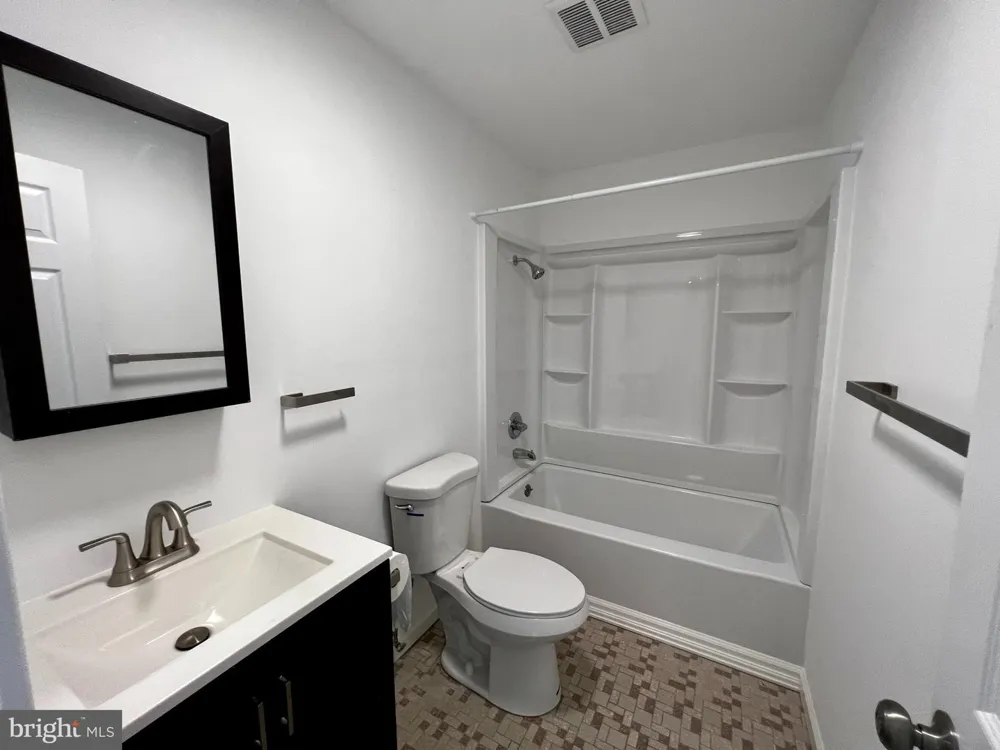 211 SILVER COURT Hamilton, NJ 08690
