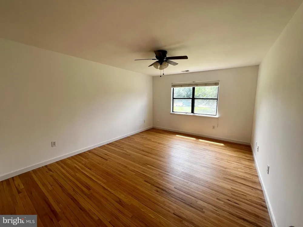 211 SILVER COURT Hamilton, NJ 08690